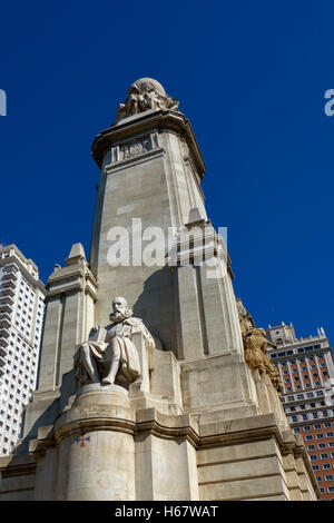 Monument à Miguel de Cervantes dans la Plaza de España. Madrid. L'Espagne. Banque D'Images