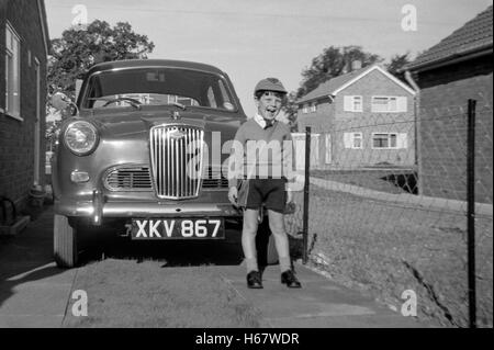 Jeune garçon à la maison en uniforme prêt pour premier jour à l'école england uk 1960 Banque D'Images