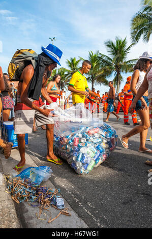 RIO DE JANEIRO - février 07, 2015 : l'homme brésilien possède une collection de boîtes de recyclage à un carnaval fête de rue. Banque D'Images