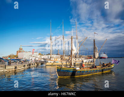 Vue d'un voilier dans le port de la ville d'Helsinki en Finlande port Banque D'Images