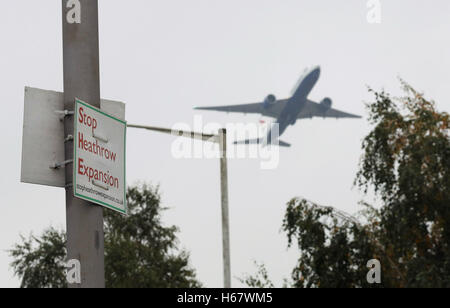 British Airways un avion vole au-delà d'un arrêter l'expansion d'Heathrow en signe de protestation Longford Village, près de l'aéroport d'Heathrow, Hillingdon, comme la décision attendue de longue date sur l'agrandissement de l'aéroport qui devrait obtenir le feu vert est d'être enfin rendue. Banque D'Images