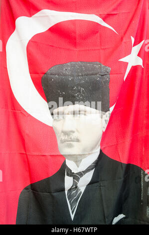 BODRUM, TURQUIE - 6 octobre, 2016 : drapeau turc accroché à côté du portrait de Mustafa Kemal Atatürk, fondateur de la République. Banque D'Images