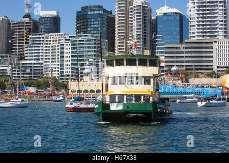 Sydney ferry dans Lavender Bay en direction de mcmahon point quai du ferry, le port de Sydney, Australie Banque D'Images