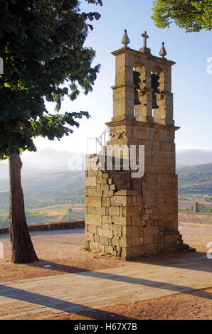 Campanile chrétienne médiévale construite avec du granit avec des cloches en bronze Banque D'Images