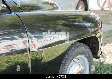 Saint Reverend, France - Juillet 24, 2016 : collection de voitures vintage car show au cours de la partie de la ville. Banque D'Images