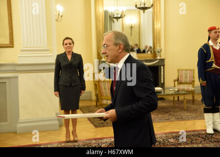 Athènes, Grèce. 24 Oct, 2016. Conversation entre nouvel Ambassadeur de Turquie Yasar Halit Cevik tient ses informations d'identification qui permet d'offrir au président de la République hellénique Prokopis Pavlopoulos. © Dimitrios Karvountzis/Pacific Press/Alamy Live News Banque D'Images