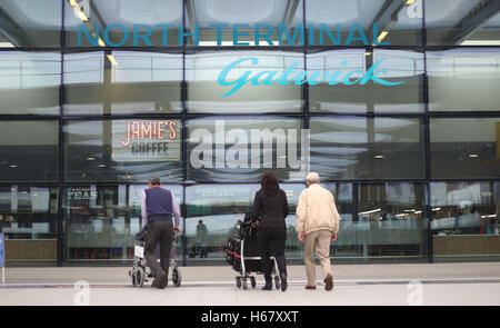 Les passagers qui arrivent à l'Aérogare nord à l'aéroport de Gatwick comme une troisième piste à l'aéroport de Heathrow a été autorisé par le gouvernement. Banque D'Images