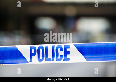 Bande de police au cordon d'une scène de crime. Banque D'Images