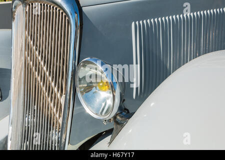 Saint Reverend, France - 24 juillet 2016 : les anciennes Citroen bus pour vintage car show au cours de la partie de la ville. Banque D'Images