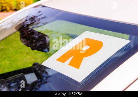 'R' plaques sur une voiture blanche en Irlande du Nord, appartenant à un pilote nouvellement qualifiés. Banque D'Images