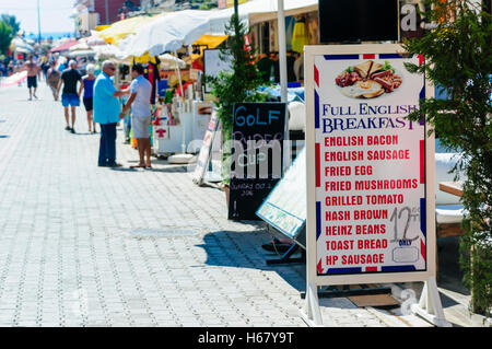 Rangée de restaurants, cafés et bars de Oludeniz, offrant des petits déjeuners et repas traiteur pour touristes britanniques en anglais. Banque D'Images