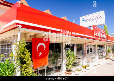 Drapeau turc rouge pendaison à l'extérieur d'un restaurant Banque D'Images