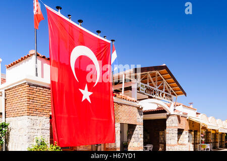 Drapeau turc rouge accroché à l'extérieur de l'orka Club hotel à Hisaronu, Turquie. Banque D'Images