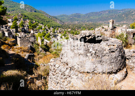 Ruines de l'ancien village grec de Kayakoy abandonnées en Turquie, 1922, maintenant un musée et aussi connu sous le nom de ville fantôme. Banque D'Images