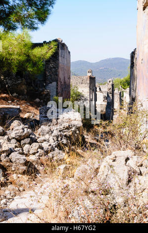 Ruines de l'ancien village grec de Kayakoy abandonnées en Turquie, 1922, maintenant un musée et aussi connu sous le nom de ville fantôme. Banque D'Images