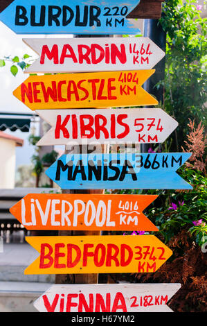Des panneaux de direction multicolores pour les villes autour du monde. Banque D'Images