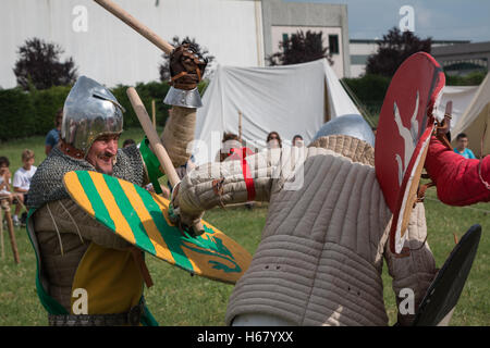 Chevaliers en bataille avec casques d'argent et armures médiévales : la reconstruction de l'événement Banque D'Images