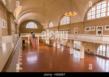 NEW YORK, NEW YORK, USA - Ellis Island Great Hall Salle d'enregistrement. Banque D'Images