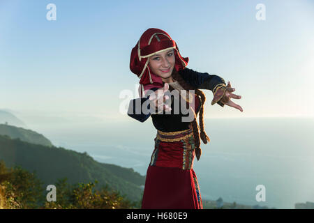 Jeune femme danse vêtements nationale géorgienne en plein air montagne été ensoleillé Banque D'Images