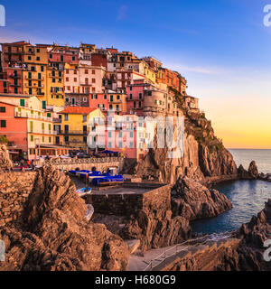 Manarola village sur falaise rochers et mer au coucher du soleil., Paysage marin dans cinq terres, Parc National des Cinque Terre, la Ligurie Italie Europe. Banque D'Images