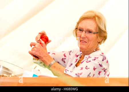 Marie Berry démontrer ses méthodes de cuisson au West Dean Gardens Banque D'Images