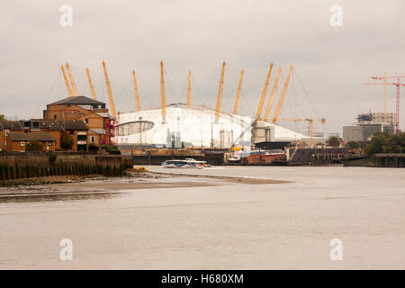 L'O2 Arena, anciennement le Millenium Dome,basée dans le Docklands de Londres par la Tamise Banque D'Images