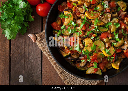 Ratatouille de légumes dans une poêle sur une table en bois. Vue d'en haut Banque D'Images