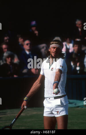 Bjorn Borg servant à Wimbledon, 1980, l'année, il remporte son cinquième titre. Banque D'Images