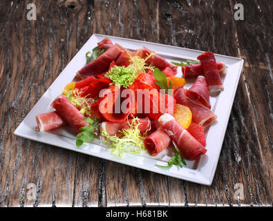 Plateau de viande ou de coupe à froid plateau sur la table en bois. Banque D'Images
