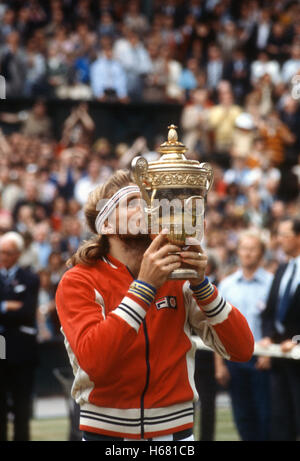 Bjorn Borg embrasse son cinquième trophée de Wimbledon après avoir battu John McEnroe en 1980 la finale. Banque D'Images