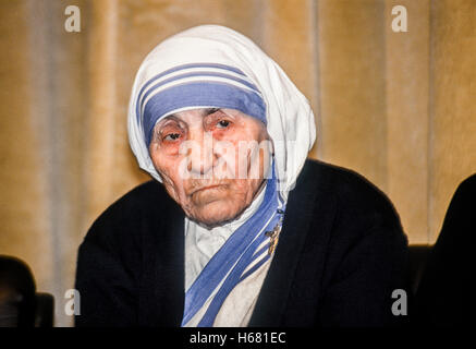 Santa Teresa de Calcutta, né Anjezë Gonxhe Bojaxhiu ([aɲɛzə ɡɔndʒɛ bɔjadʒiu] ; Skopje, le 26 août 1910 - Calcutta, le 5 septembre 1997) Banque D'Images
