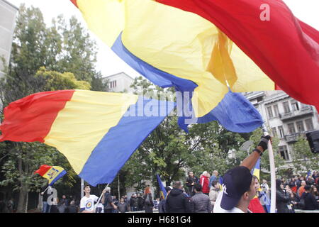 Bucarest, Roumanie - 19 octobre 2016 : Des centaines de personnes affirment dans la 'Lutte pour la Bessarabie mars', un projet national pr Banque D'Images