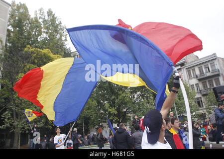 Bucarest, Roumanie - 19 octobre 2016 : Des centaines de personnes affirment dans la 'Lutte pour la Bessarabie mars', un projet national pr Banque D'Images