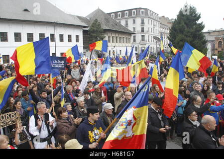 Bucarest, Roumanie - 19 octobre 2016 : Des centaines de personnes affirment dans la 'Lutte pour la Bessarabie mars', un projet national pr Banque D'Images