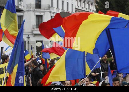 Bucarest, Roumanie - 19 octobre 2016 : Des centaines de personnes affirment dans la 'Lutte pour la Bessarabie mars', un projet national pr Banque D'Images