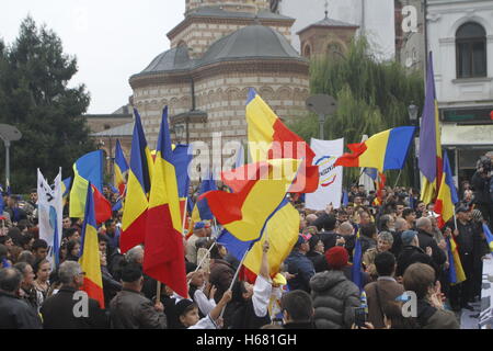 Bucarest, Roumanie - 19 octobre 2016 : Des centaines de personnes affirment dans la 'Lutte pour la Bessarabie mars', un projet national pr Banque D'Images