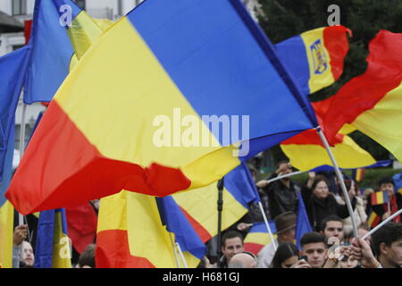 Bucarest, Roumanie - 19 octobre 2016 : Des centaines de personnes affirment dans la 'Lutte pour la Bessarabie mars', un projet national pr Banque D'Images