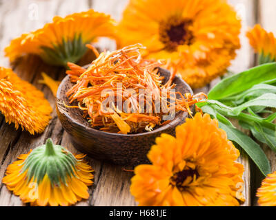 Le Calendula ou fleurs de souci sur la vieille table en bois. Banque D'Images