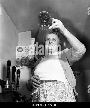 La logeuse de la pub dans toutes les nations Madeley Shropshire Mme Lewis fait maison de brassage de la bière ale en 1962 Banque D'Images