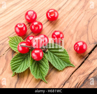 Nankin ou feutrées fruits cerise avec des feuilles sur la table en bois. Banque D'Images