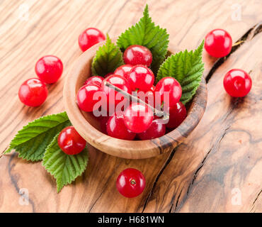 Nankin ou feutrées fruits cerise avec des feuilles sur la table en bois. Banque D'Images