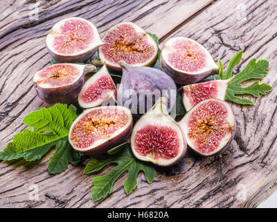 Fruits mûrs figure sur la table en bois. Banque D'Images