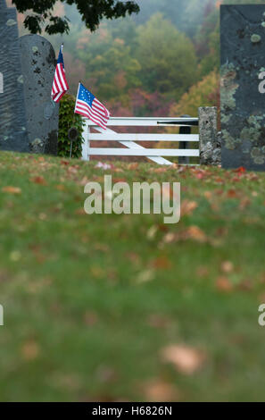 Betsy Ross américain drapeaux par les tombes de soldats de la guerre révolutionnaire dans un cimetière à Amherst, New Hampshire, USA. Banque D'Images