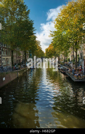 Au début de l'automne sur un canal à Amsterdam. Banque D'Images