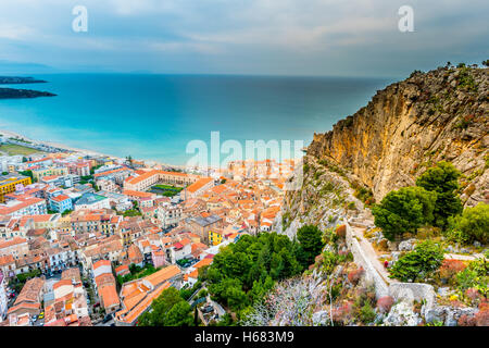Areal view de Cefalu, Italie. Banque D'Images