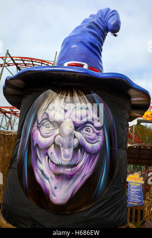 Chapeau de sorcières et masque de sorcière méchant moulé effrayant avec chapeau et cheveux à Southport, Merseyside Royaume-Uni. Spook-Fest demi-terme de la semaine d'Halloween. Banque D'Images