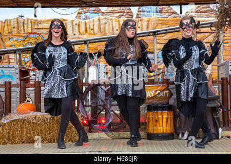 Trois filles en costume de sorcière à Southport, Merseyside, Royaume-Uni. 2 novembre 2014. Joyeux Halloween Pleasureland. Le dernier jour d'ouverture pour la saison 2014 a vu de nombreux personnages en robe fantaisie sorcière saluer les visiteurs. Spook-Fest demi-terme de la semaine d'Halloween. Banque D'Images