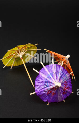 Parapluies Cocktail isolé sur un fond noir Banque D'Images