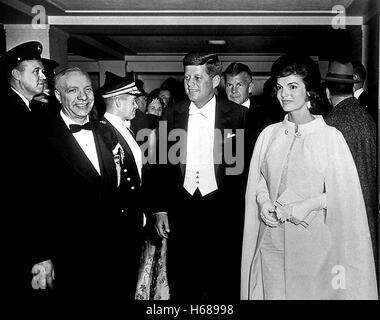 Le président et Mme Kennedy arrivent à l'armurerie de la Garde nationale à Washington le 20 janvier 1961 pour la première balle. Photographie par Abbie Rowe/National Park Service Banque D'Images