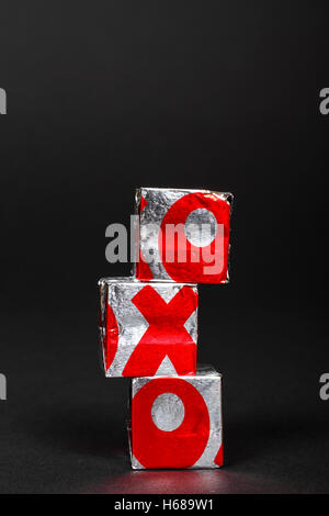 Oxo cubes saveur de boeuf isolé sur un fond noir Banque D'Images